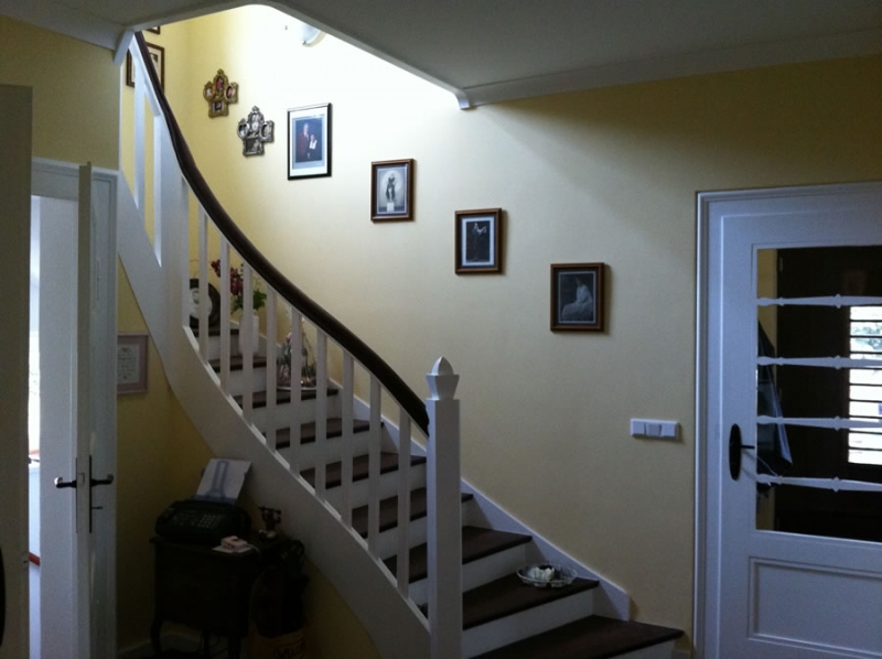 Innenraumgestaltung im Eingangsbereich mit Treppenaufgang