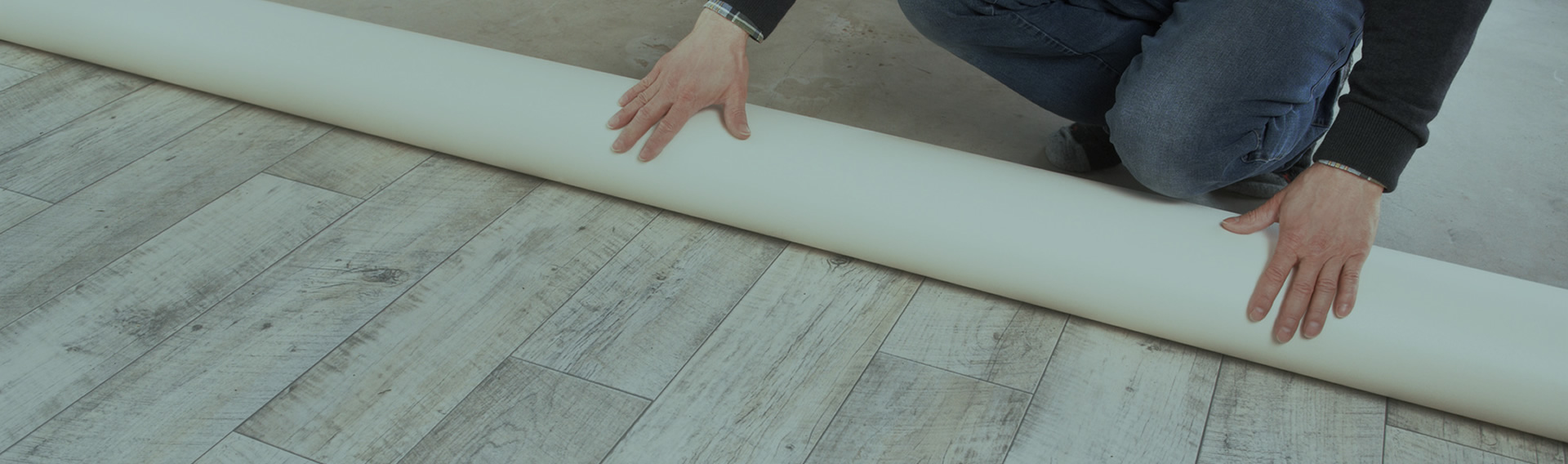 Fußbodenverlegung mit PVC-Bodenbelag, Laminat oder Teppich